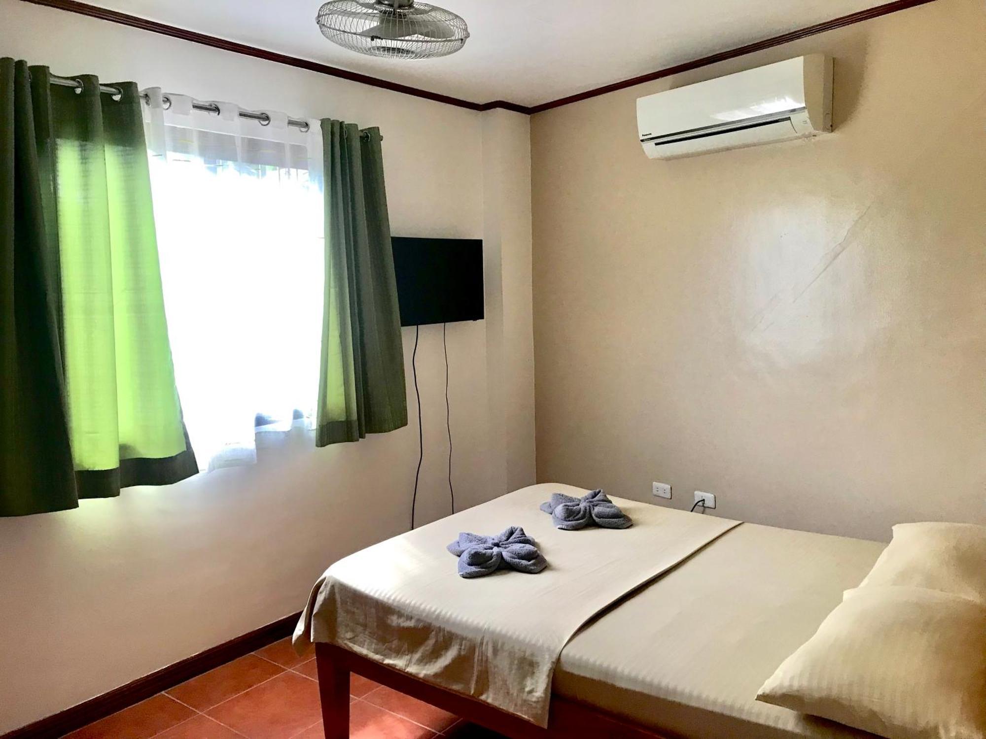 Badladz Staycation Condos Puerto Galera Eksteriør billede