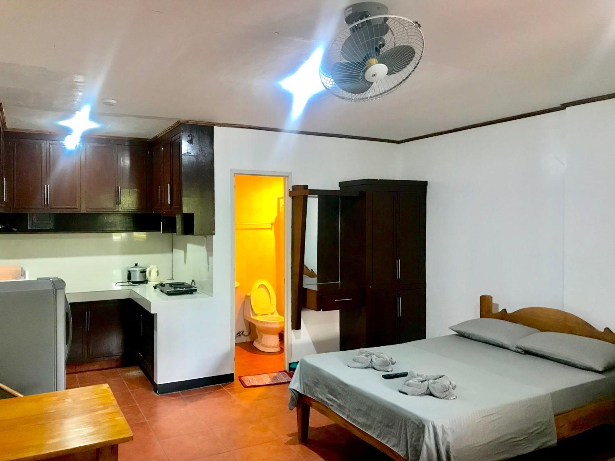 Badladz Staycation Condos Puerto Galera Eksteriør billede